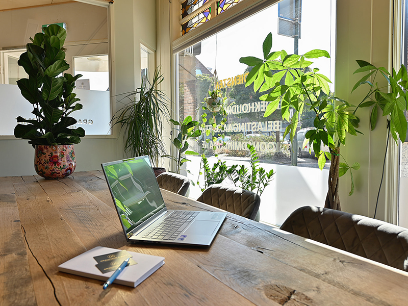 Laptop op buro van Grautman & Smit